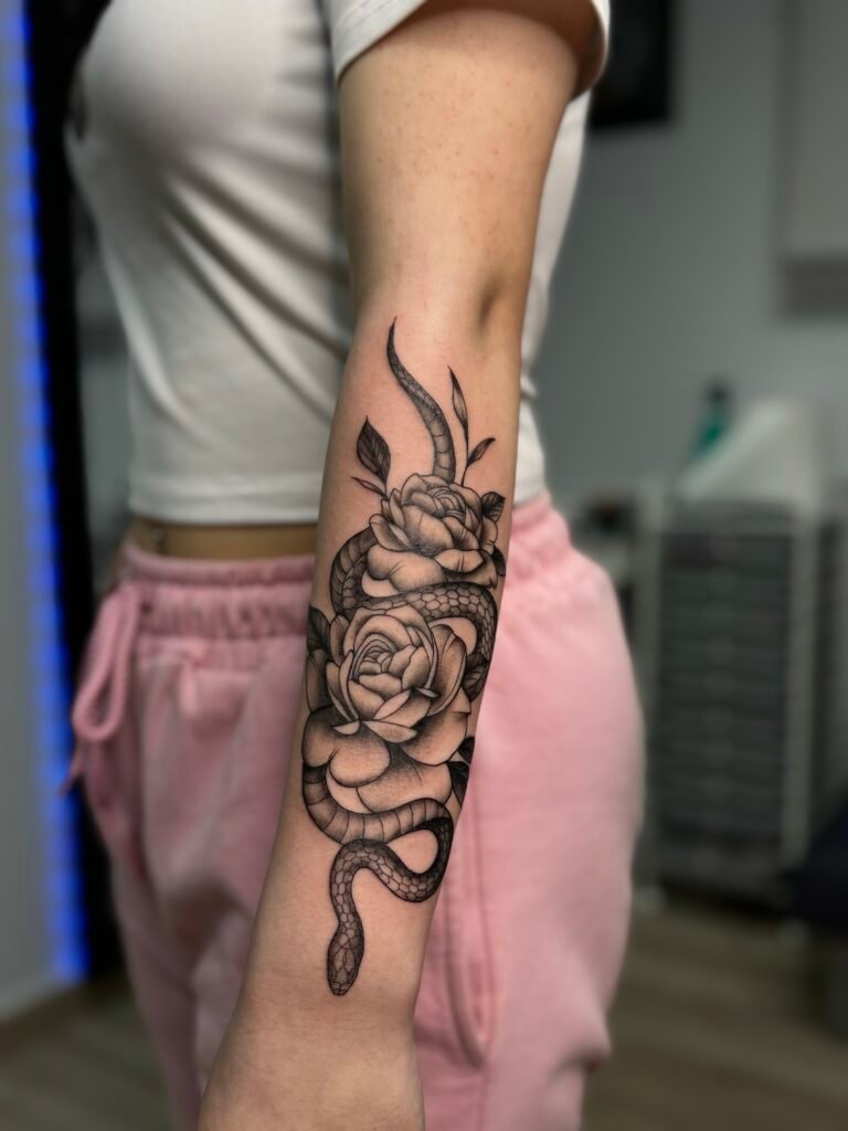 Serpiente tatuada brazo completo